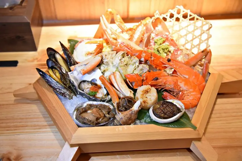 安東建一水產 ll 霸氣彭派海鮮盤，不但給你視覺饗宴、更是味蕾之旅，鮮甜海味好吃到讓你舔手指，東區活海鮮現蒸，你一定不能錯過的美味