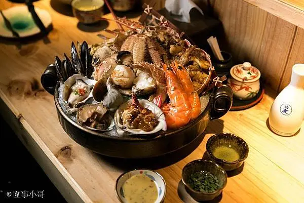 台北中山區美食-安東建一水產，超級豪華又澎湃的浮誇手抓海鮮盆美味無上限！肋眼牛排完全滿足挑剔味蕾~特別招待握壽司完美收場！