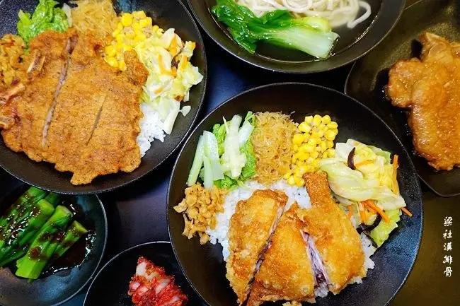 蘆洲好吃排骨飯 ▶ 梁社漢排骨蘆洲店 ▶ 超厚實排骨飯、雞腿飯、紅糟肉飯 兩岸十大名廚金牌獎∣KIOSK自動點餐機 蘆洲美食/蘆洲排骨便當 梁社漢排骨菜單、價格!