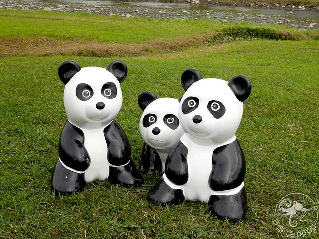 安農溪驛站【環保牧場】宜蘭三星｜親子景點，100隻白胖可愛、超萌貓熊在這邊！材質輕巧可自由擺放，還能陪你喝咖啡喔！