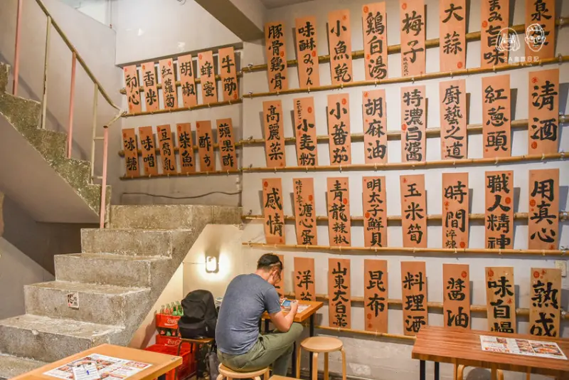 小小麥一中店：台中北區美食-$99元平價日式丼飯，肉量爆多爆滿足，還有面超好拍的打卡牆！ 