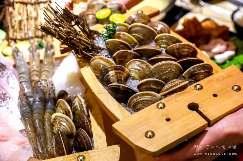 新開幕～必點霸王蛤蠣，蛤蠣船入港啦！大顆飽滿絕對必點，大盤肉來一盤吃飽飽（川鼎精緻鍋物）