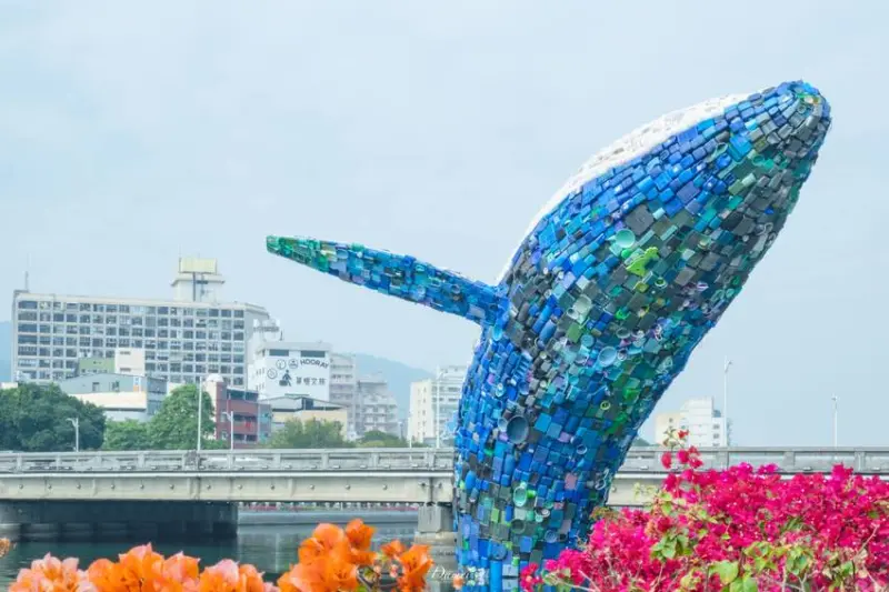 高雄景點｜愛河。愛之鯨-期間限定!七賢橋上壯麗的鯨魚