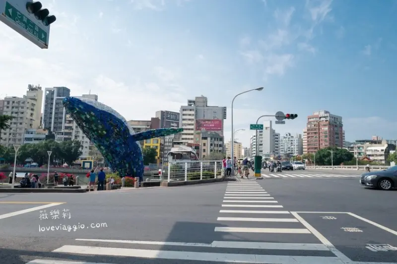 【高雄 Kaohsiung】愛河．愛之鯨 七層樓高鯨魚裝置藝術座落愛河之中 @薇樂莉 Love Viaggio | 旅行.生活.攝影