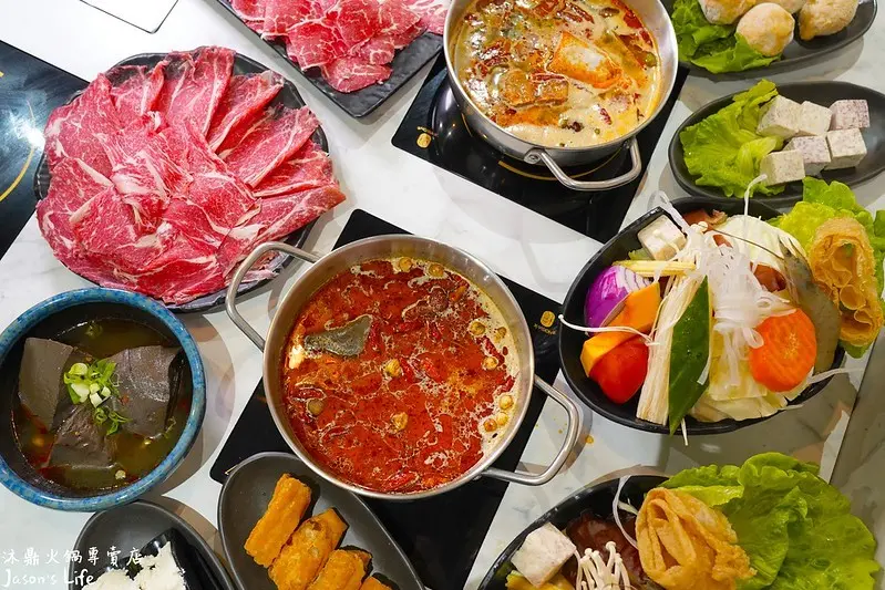 【台中西屯│美食】沐鼎火鍋專賣店。漢口路新開幕火鍋店，388元享用和牛，近20種中藥材熬煮麻辣鍋底，加上椰奶，超推薦