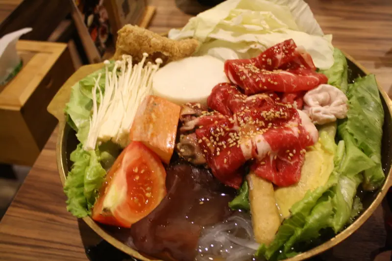 【大安區美食推薦】咕咕咕嚕 日式昆布火鍋 | 韓式銅盤 - 台北東區巷弄美食牛奶鍋搭配高級牛肉一吃就上癮