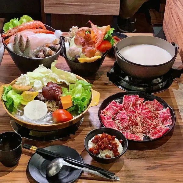 東區火鍋、銅盤烤肉一次吃，澎湃的海鮮和肉量填飽你的肚子 | 【台北市大安區-忠孝復興站】咕咕咕嚕 昆布火鍋 | 銅盤烤肉 - 大安店