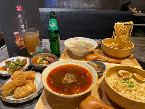 (台北市政府站)川師傅功夫麵舖 信義區美食微風南山全新開幕  米塔集團川控必嚐 麻辣湯底香麻 牛三寶富嚼勁美味 功夫麵口感讚