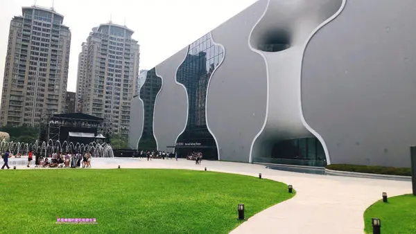 [台中西屯區]在歌劇院喝咖啡好浪漫～落地玻璃窗俯瞰夏綠地公園-堁夏咖啡