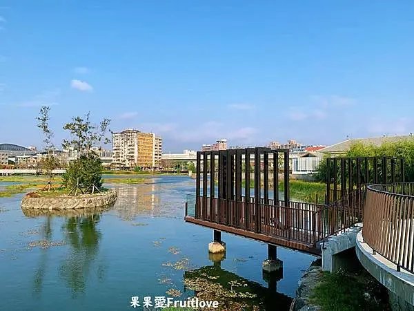 悠閒地漫步在台中火車站旁舊糖廠．探索生態　享受微風　  自由騎乘，或是湖畔發呆，細細品味過往歷史足跡與城市中恬靜的氛圍  親子寵物友善　　戶外毛孩不限大小，最少牽繩即可　室內需要推車或是籠子．袋子