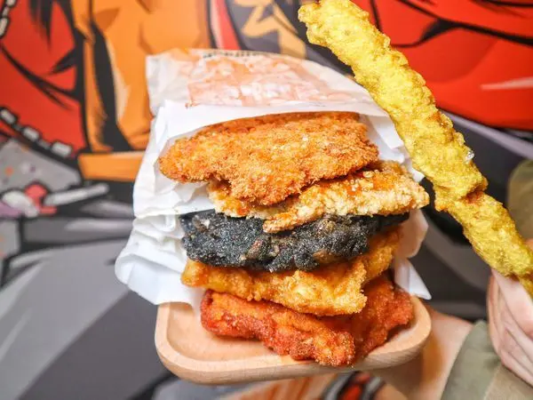 【台中】雞排本色-霧峰總店。雞排界的馬卡龍，使用天然果菜調色，多達十種不同顏色的雞排超浮誇