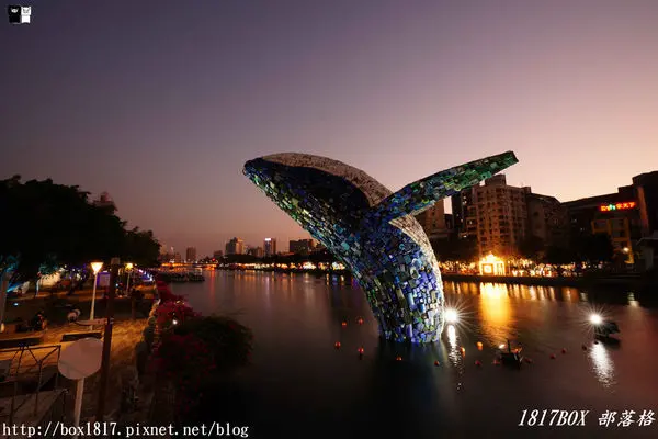 【高雄。鹽埕】愛河．愛之鯨。騰躍愛河。全台灣最大型的水上環保裝置藝術