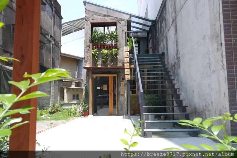這裡是咖啡店 The Place | 質樸小樓日光美感空間【宜蘭羅東】