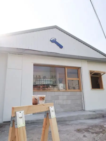 ABG Coffee 日式氛圍的白色小屋,外帶咖啡店,提拉米蘇