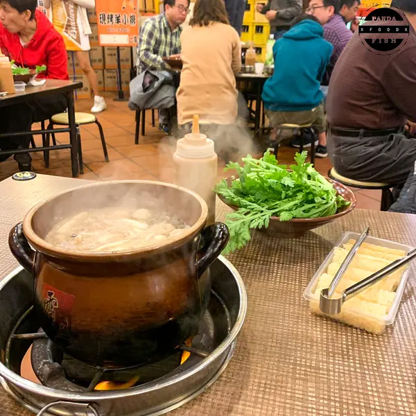 「桃園/美食/鍋類」霸味羊肉爐-內壢旗艦店。天冷進補的好選擇。羊肉燉煮的很軟、湯頭超香，喝完湯身體暖呼呼