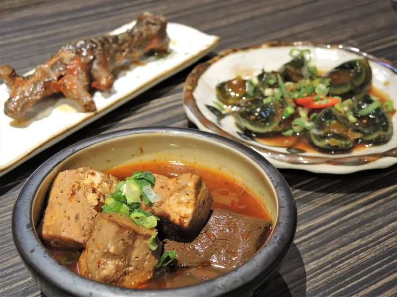 川師傅 功夫麵舖｜微風南山新開幕！冬天必吃老火牛肉湯配手桿功夫麵！必點限定款小菜—土雞大爪！台北信義美食推薦、微風南山美食推薦、微風南山餐廳推薦