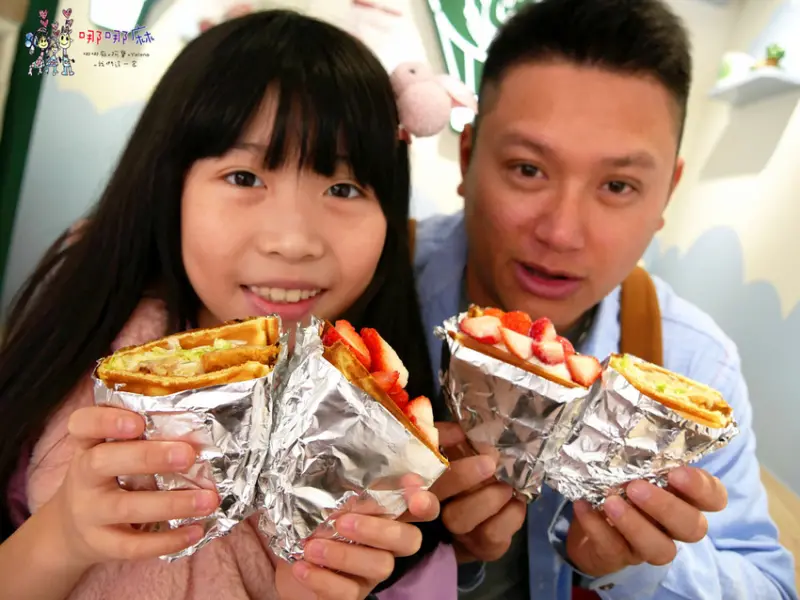 【中壢美食】忠貞市場附近平價下午茶《微笑的魚龍岡店》草莓鬆餅加芋頭牛奶只要130元~還有鹹鬆餅喔！ | 哪哪麻