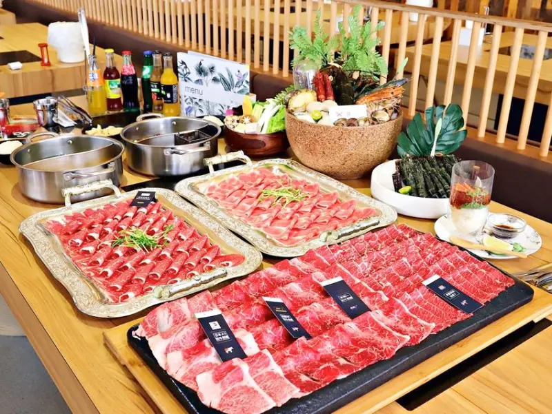 花花世界鍋物WHATSWORLDresort-火鍋界中的唯一奇葩：最霸氣的度假餐廳，帶你穿越三大洲五大洋的度假天堂！巨無霸金色肉盤、和牛石盤、活體波士頓龍蝦綜合海鮮雙人捧上桌，霸氣又澎湃的頂級美味!｜