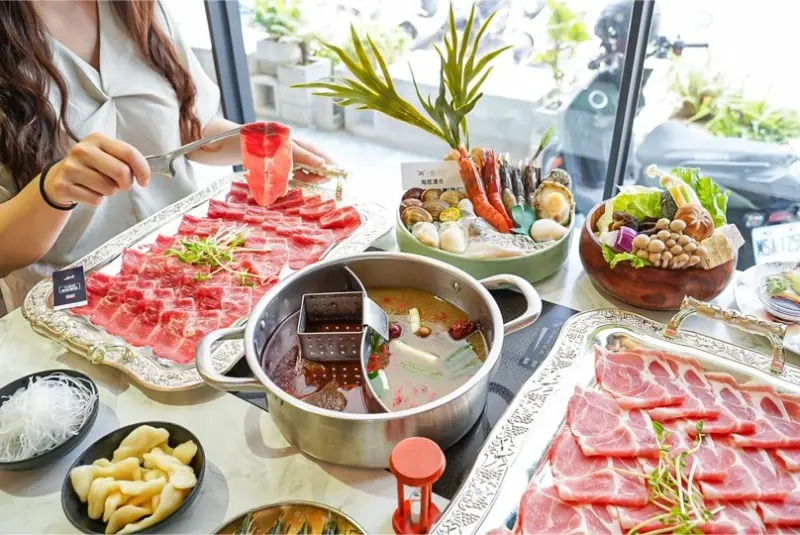 | 台南美食 | IG超人氣浮誇火鍋店/食材新鮮肉品超讚超高CP值/花花世界鍋物WHATSWORLDresort
