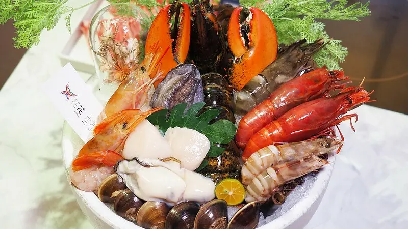 台南火鍋推薦│超狂霸氣龍蝦海鮮盤！想吃好料就來【花花世界鍋物】尾牙、春酒、聚餐推薦重量級十人套餐│火鍋界中的唯一奇葩（附完整菜單）