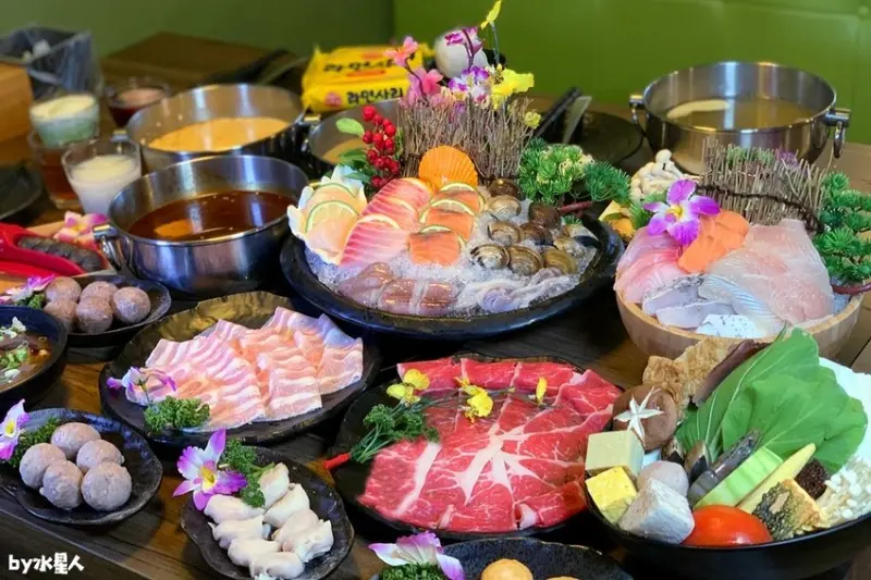 平價火鍋+自助吧吃到飽！每桌都是獨立小隔間，明治冰淇淋、棉花糖、冷熱飲、冰沙無限享用