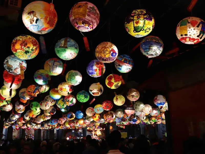 2020年府城普濟街燈會：台南行春元宵必去景點推薦-一起到台南普濟街賞手繪花燈，享受浪漫的燈海夜晚/府城普濟燈會.台南中西區旅遊景點 - 進食的巨鼠