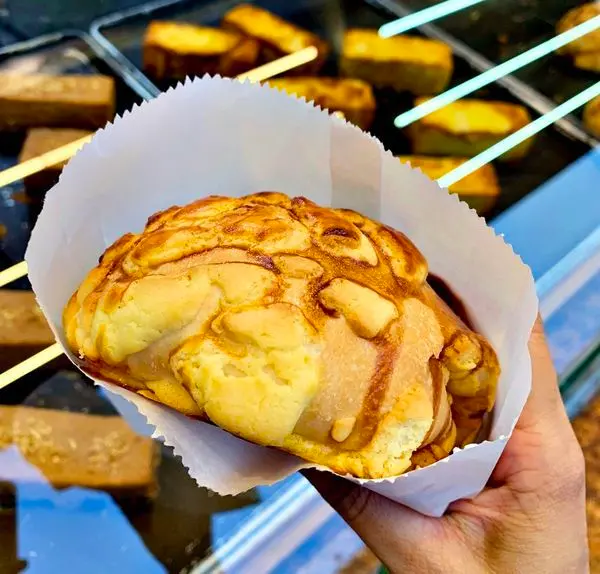 台中市西屯區[台中麥司特現烤麵包] 逢甲好吃的菠蘿麵包~~賣家人很親切~麵包現烤熱熱不錯吃~逢甲美食 2020食記分享