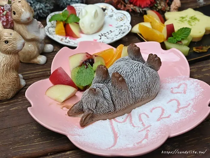 台中兔子友善餐廳，超可愛兔兔飯及兔兔甜點，還可以跟兔兔們互動玩耍～