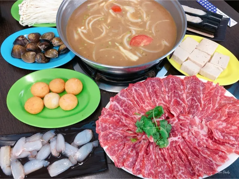 | 屏東美食 | 欲罷不能的霜降牛肉/超軟嫩的口感讓你一吃就上隱/隆興汕頭火鍋
