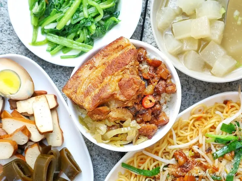 大翁食堂│五權車站銅板美食，超大盤炒麵只要30元，炒青菜也只要15元～