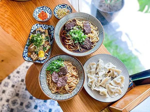 (台北南京復興站)東館牛肉麵 台北美食南京復興站美食推薦 文青系牛肉麵 網美牆 牛肉肉質美味 超強辣椒醬