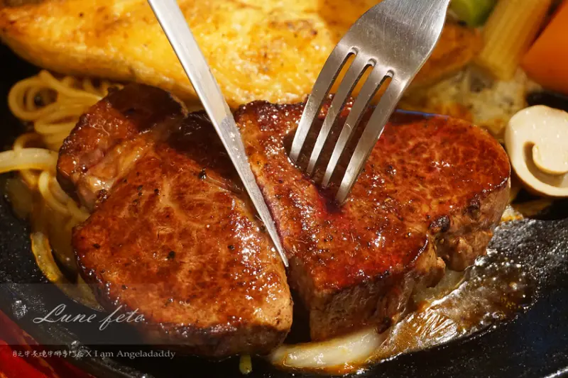 基隆美食 | 基隆廟口月之牛炙燒牛排專賣店  原肉現切牛排 主打海陸雙拼 牛排雙拼套餐！