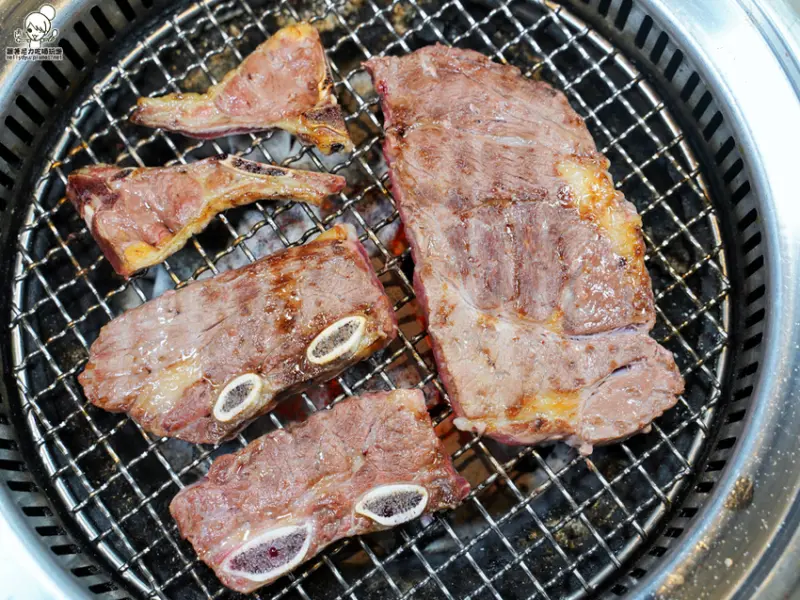 上百道嚴選料理無限暢飲，聚餐約會無冷場之野村日式炭火燒肉｜燒肉、火鍋 - 跟著尼力吃喝玩樂＆親子生活