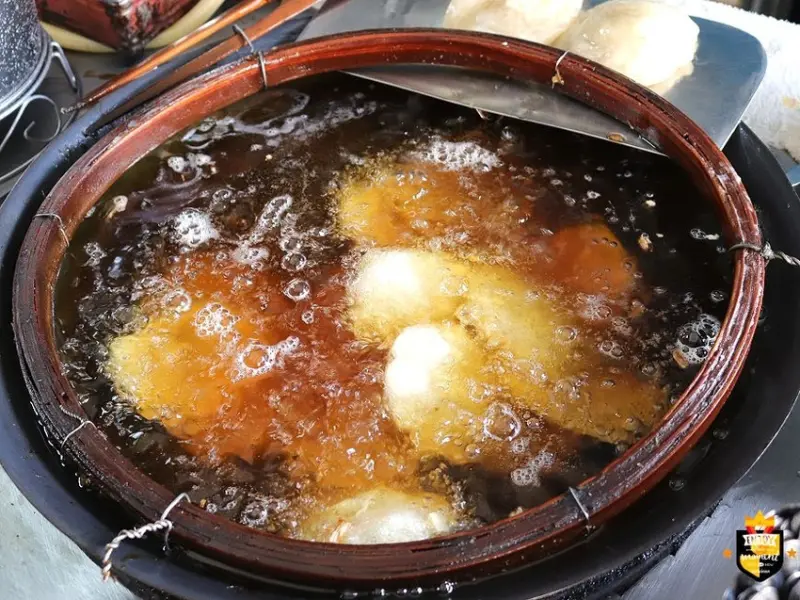 台南鹽水美食／傳承五代132年老店／傳統古早味只賣4樣／從路邊攤賣到開店面／低溫油炸x獨家特調醬料／在地人從小吃到大／限量供應晚來吃無