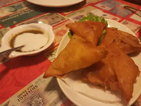 台北美食》昆明園。中東。美味必吃的薩母薩。南京復興站