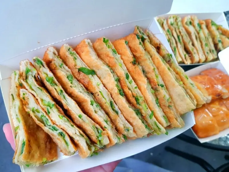 《高雄美食》眷村老爸蔥油餅❤眷村支公餅~滿盒的蔥油餅，滿滿的蔥花｡