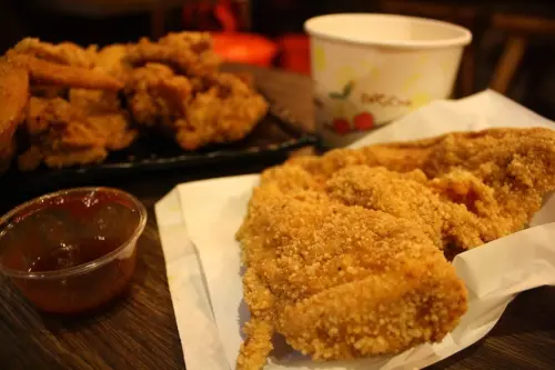 【大安區雞排推薦】傳奇雞排|自製特殊醃料醃漬,多汁不乾柴-六張犁雞排推薦!