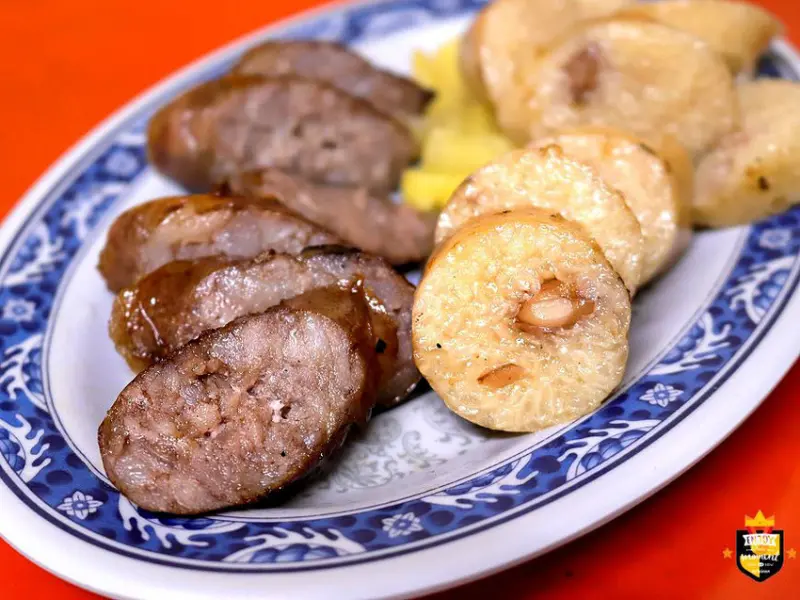 台南鹽水美食／古早味大腸香腸飄香37年／手工灌製天然腸衣／嚴選當日溫體豬肉／龍眼木炭烤香氣迷人／不添加色素及化學原料