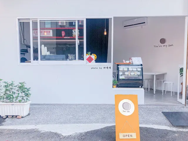 【台中 沙鹿】The san 🌞沙鹿韓系清新風早餐，三明治口味多樣，鹹甜都有，蔥油餅蛋外酥內軟嫩，爆炸好吃，醬料可自由搭配，飲品也絲毫不遜色，吃過一定會再回頭👍
