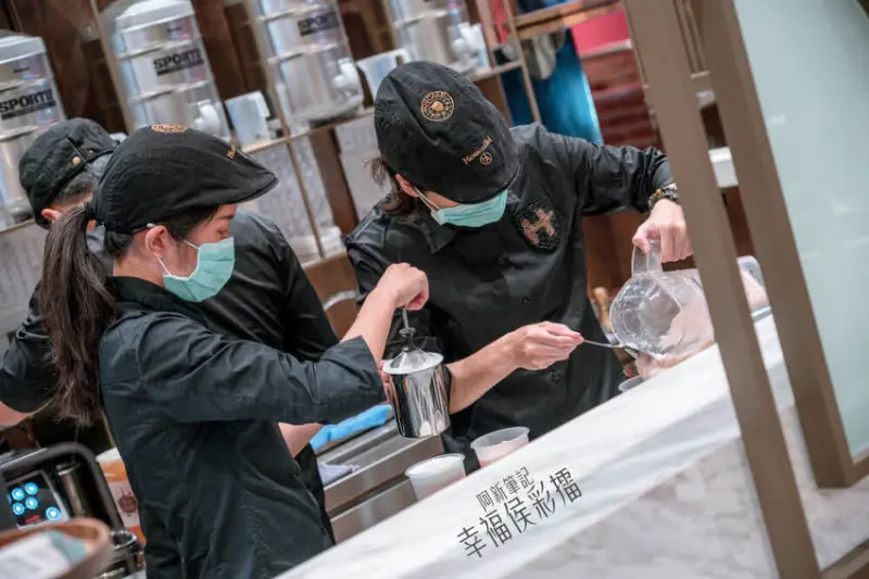 阿新筆記|侯彩擂|台灣第一間！直接開在台中老虎城，以13道工序蜜香紅茶當基底，招牌牛魔王黑磚奶茶激推！