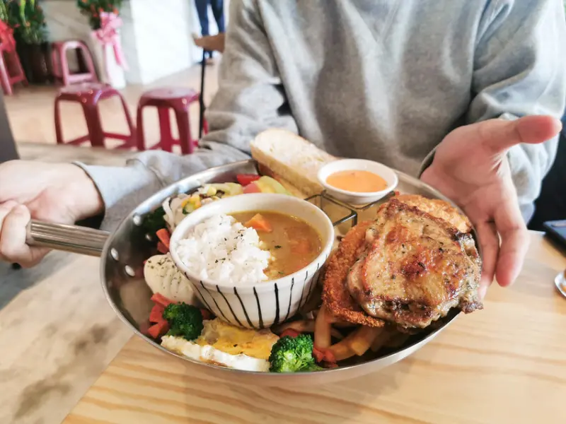 (大溪美食/大溪早午餐)來自南台灣知名的早午餐店家-濰克早午餐Wake Up Brunch進軍北上近大溪老街,用炒鍋裝的大份量早午餐不怕你吃