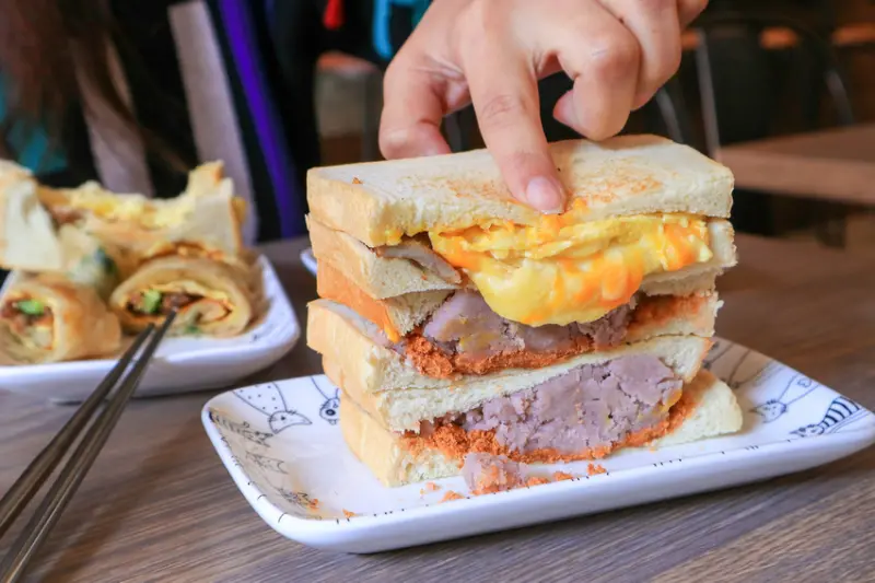 【新北早餐】春米鐵板吐司中和安邦店：吐司大爆餡，滿滿芋頭餡、邪惡的黃金起司瀑布 /中和好市多