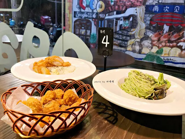 【台中 沙鹿】再次見麵🍝靜宜商圈附近，貨櫃屋內的平價義大利麵，飲料無限暢飲，整個很有飽足感😋夜晚時分，燈光美、氣氛佳，約會好場所:)

