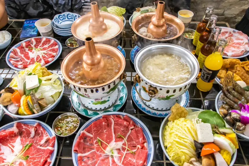 台中中區，復古景泰藍黃銅火鍋，獨特牛奶鹹蛋黃湯底。 - 微笑Joe幸運