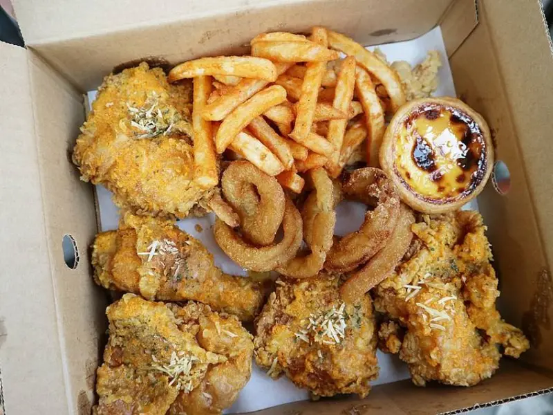 肯德基必吃！新春限定版－金沙富貴脆雞套餐：鹹蛋尬上酥脆炸雞，濃郁金沙香，微沙酥脆好滋味｜必辦PK雙饗卡，肯德基必勝客共同消費集點換好禮｜每個月九號肯德基Line好友：九塊雞桶餐73折優惠 - 進食的巨