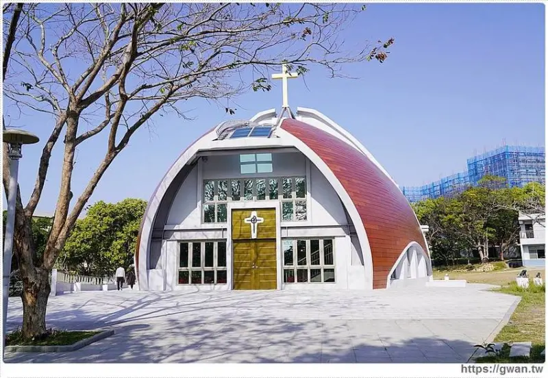 台中超夯新景點，藏在校園裡的唯美教堂，大家來拍過了嗎？