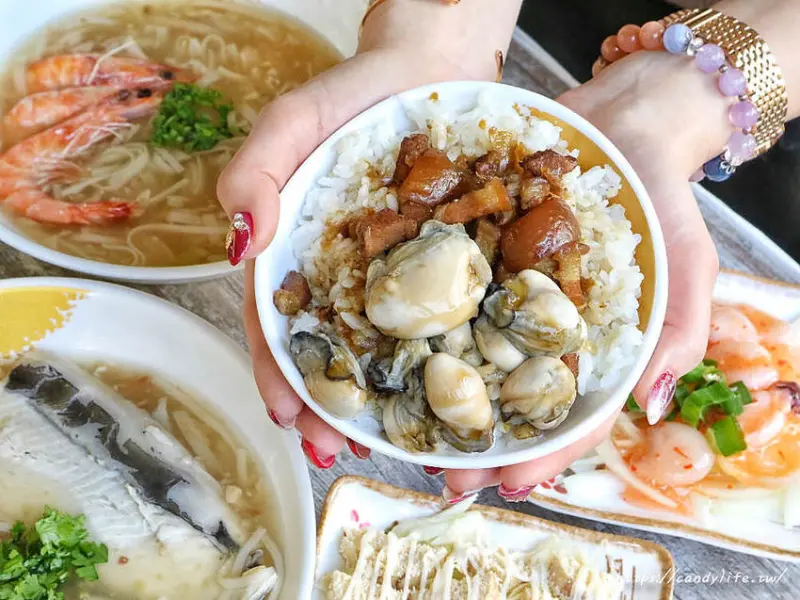 台中也吃的到台南鹽水小吃豆簽羹，還有肥滋滋的鮮蚵滷肉飯，一碗只要銅板一枚！