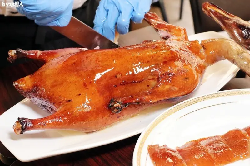 台中港式燒鵝片皮三吃！獨家採用陽江黃鬃鵝，承襲香港老師傅手藝，三天前預訂才吃得到