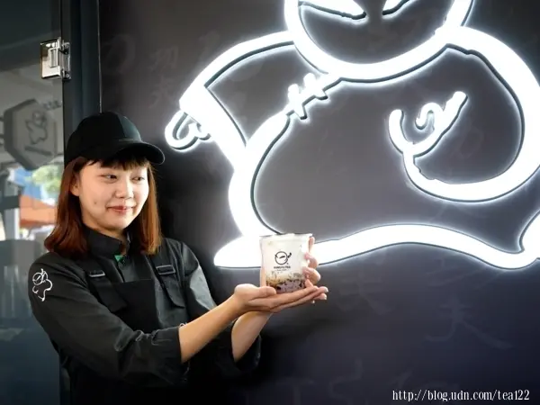 【台中。飲料】正港台灣味--不加一滴水古早味飲料紅豆粉粿鮮奶、黑糖波霸鮮奶，手作功夫茶-台中黎明店。