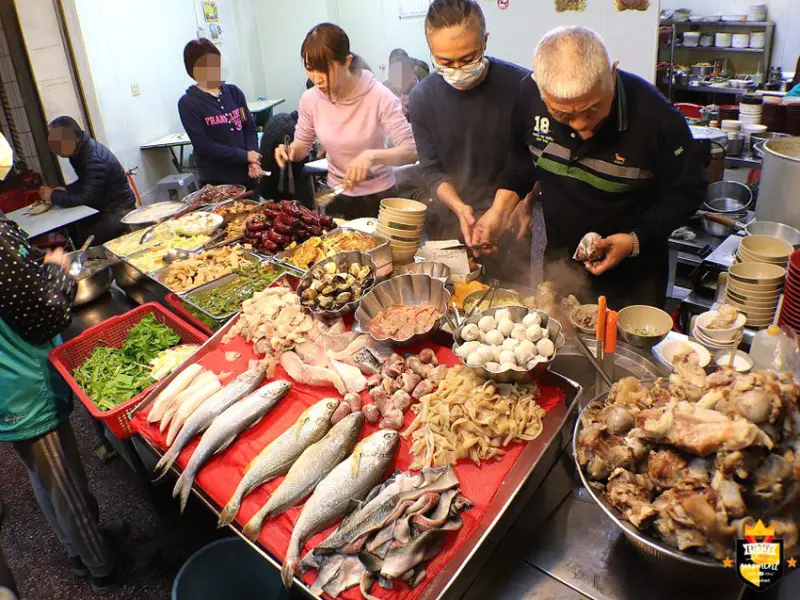 台南小吃／傳統古早味飯桌仔／還沒開店就排隊／無店名飄香10多年／在地老饕口袋名單／價格親民食材新鮮